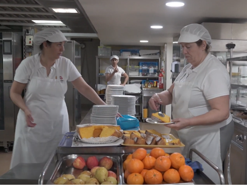 Trabalhadores do Refeitório Municipal confecionam refeições para ajudar profissionais essenciais