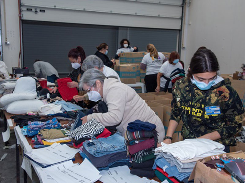 Voluntários ajudam no tratamento de bens doados ao povo ucraniano
